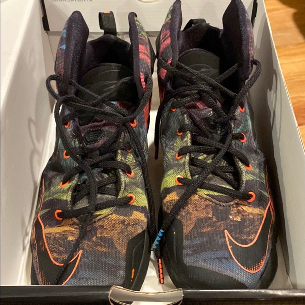 Nike Labron Boys high top Sneakers Size 6.5. Great for basketball players.